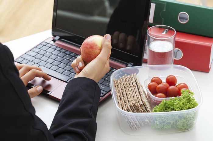 Peduli Tubuhmu: Memilih Makanan yang Sehat Saat di Kantor, Jangan Lupa Siapkan Camilan Sehat di Laci Anda