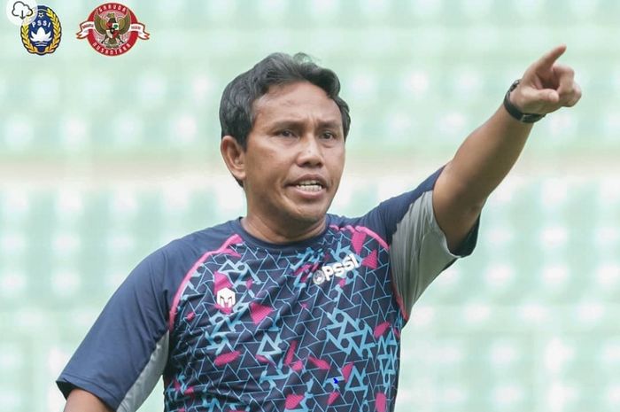 Pelatih Timnas U-16 Indonesia Bima Sakti memimpin latihan pasukannya.