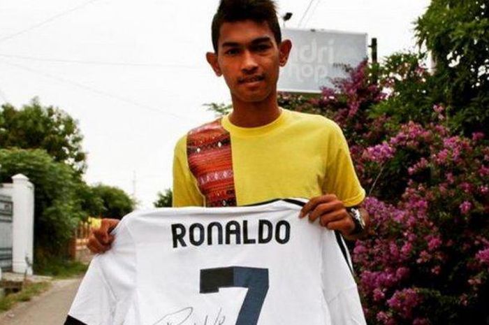 Martunis saat memegang jersey dari Cristiano Ronaldo dan sempat diupload Ronaldo dalam instagram pribadinya pada 2014 silam. Jersey ini lah yang akan dilelang Martunis.