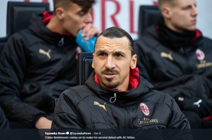 Penyerang AC Milan, Zlatan Ibrahimovic kala duduk di bangku cadangan tim.
