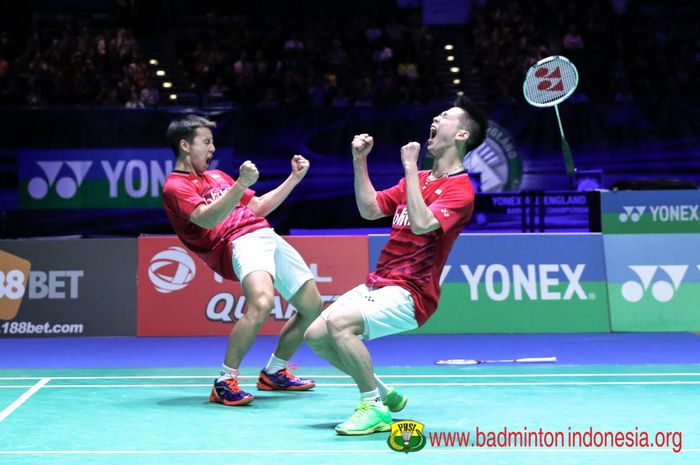 Kevin Sanjaya Sukamuljo dan Marcus Fernaldi Gideon berselebrasi seusai memenangi All England 2017.