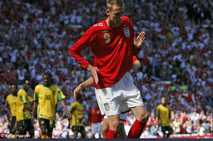 Peter Crouch melakukan selebrasi tarian robot usai mencetak gol dalam laga persahabatan melawan timnas Jamaika pada 2006.