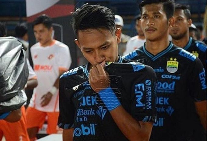 Beckham Putra Nugraha mencium emblem Persib Bandung.