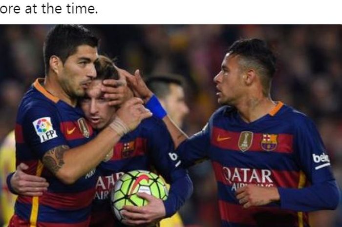 Trisula Barcelona, Luis Suarez, Lionel Messi, dan Neymar melakukan selebrasi bersama.