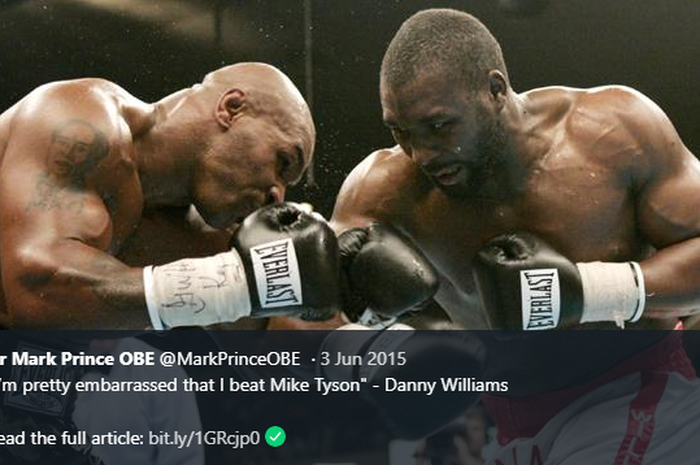 Mike Tyson (kiri) dan Danny Williams (kanan) saat keduanya bertarung di Freedom Hall, Louisville, Kentucky, AS pada Juli 2004. Saat itu, Tyson menderita kekalahan dari Williams dengan KO pada ronde keempat. 