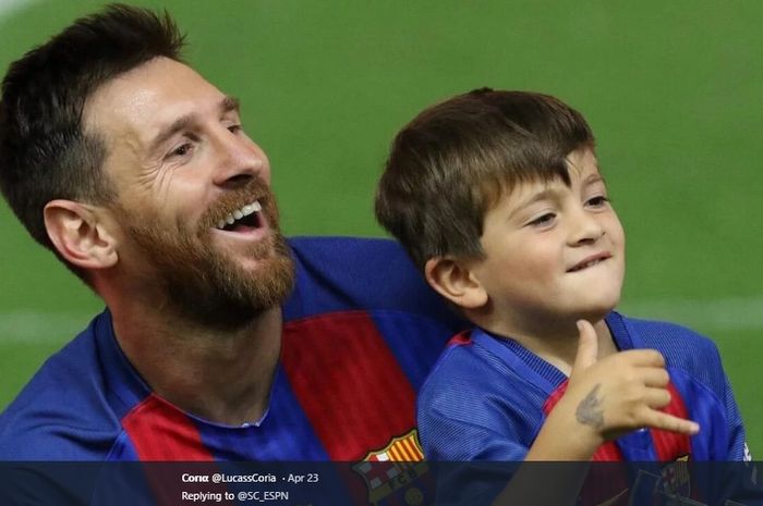 Megabintang Barcelona, Lionel Messi tampak bersama dengan putra tertuanya, Thiago.