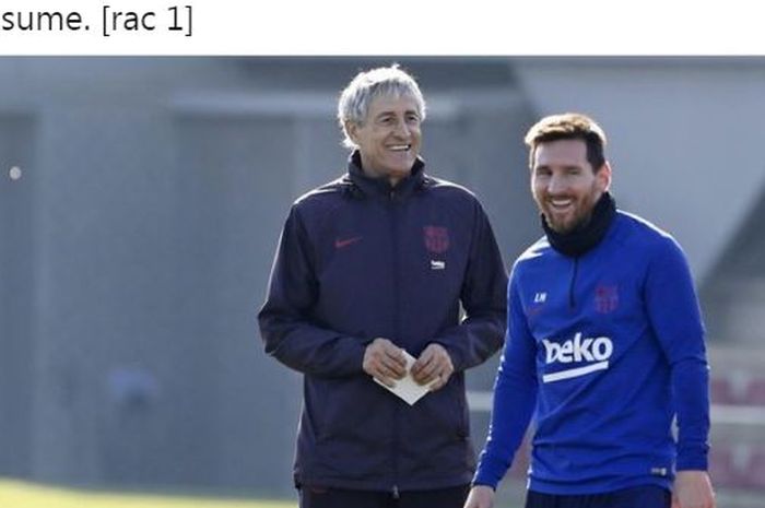 Pelatih Barcelona, Quique Setien, tertawa bersama Lionel Messi.