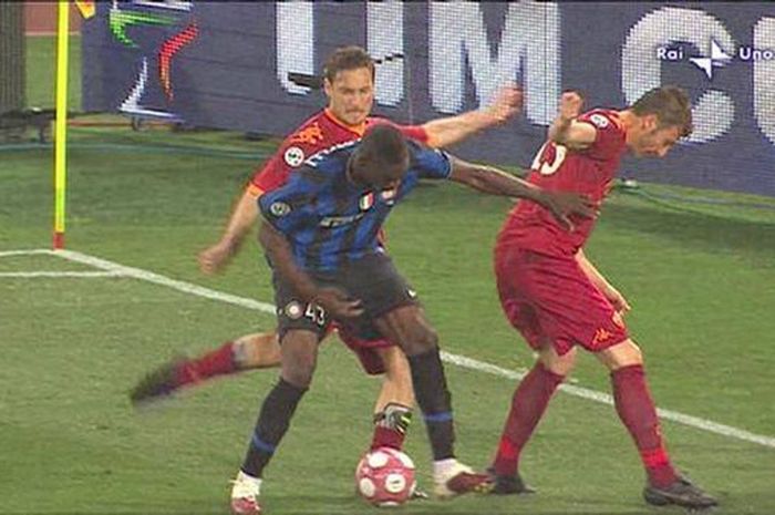 Penyerang AS Roma, Francesco Totti, menendang kaki striker Inter Milan, Mario Balotelli, dalam laga final Coppa Italia di Stadion Olimpico, 5 Mei 2010.