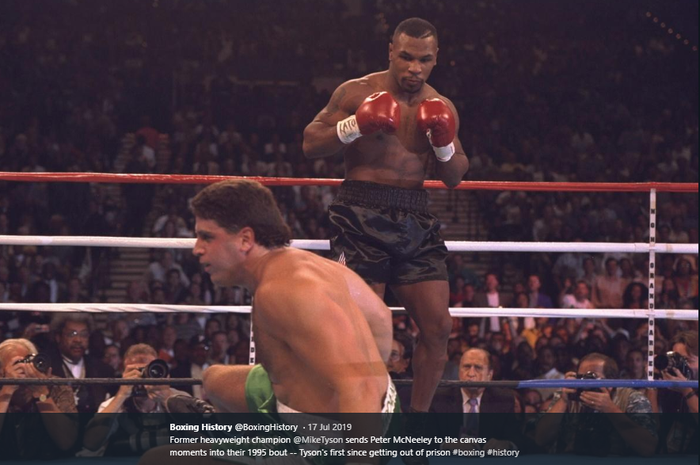 Ketika Mike Tyson(atas) sukses menjatuhkan Peter McNeeley(bawah) pada 19 Agustus 1995. Meski mampu menjatuhkan McNeeley, Tyson akhirnya dinyatakan menang secara diskualifikasi. Pasalnya pihak tim McNeeley memasuki ring ketika pertandingan masih berlangsung. 