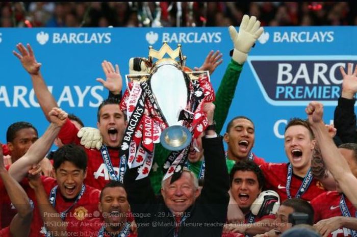 Manchester United saat mengangkat trofi Premier League setelah menjuarai Liga Inggris musim 2012-2013.