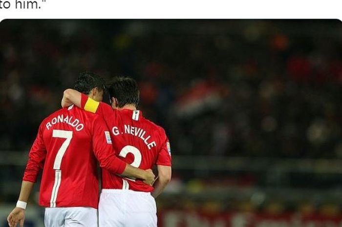 Cristiano Ronaldo dan Gary Neville berangkulan saat membela Manchester United.