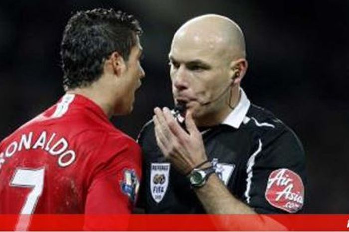 Penyerang Manchester United, Cristiano Ronaldo, melakukan protes kepada wasit Howard Webb.