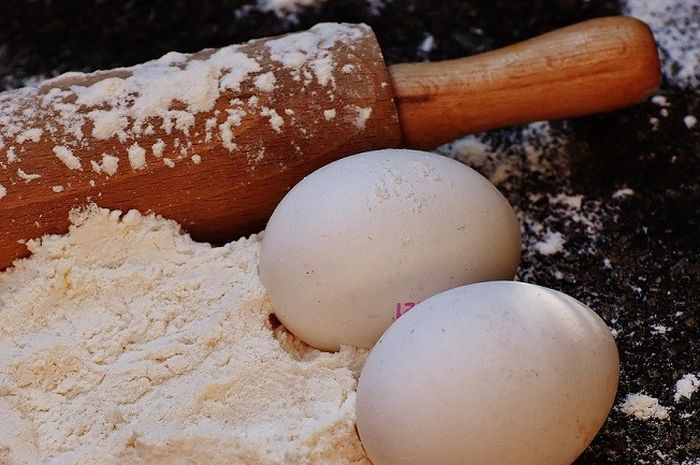 Ilustrasi tepung tapioka dan telur 