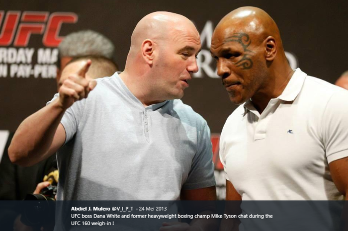 Presiden UFC, Dana White (kiri) dan legenda tinju dunia, Mike Tyson (kanan) tengah berbincang. Setelah pensiun, Tyson memang tertarik dengan dunia seni tarung bebas (MMA).
