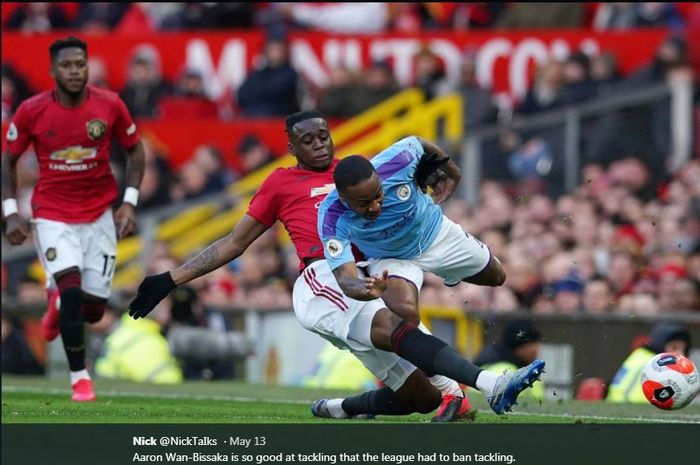 Aaron Wan-Bissaka menekel Raheem Sterling dalam momen laga derbi Manchester United vs Manchester City.