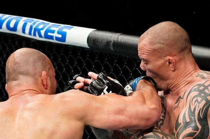 Momen Anthony Smith tak berdaya ditangan Glover Teixeira hingga gigi rompol pada UFC Fight Night (14/5/2020)