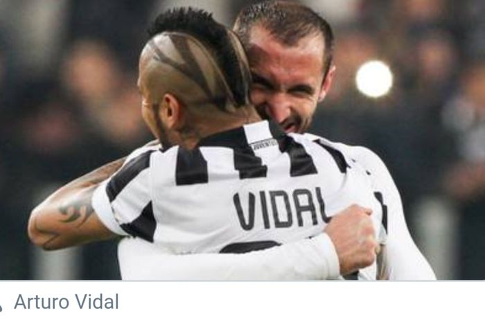 Arturo Vidal memeluk Giorgio Chiellini saat ia masih membela Juventus.