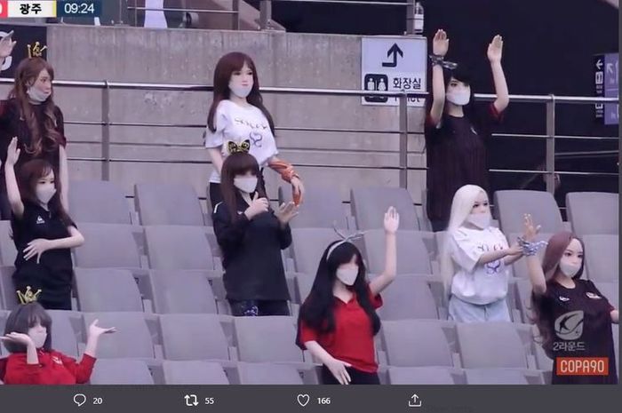 Penonton palsu yang ditempatkan di tribune Stadion pada laga FC Seoul vs Gwangju FC, ternyata boneka seks.