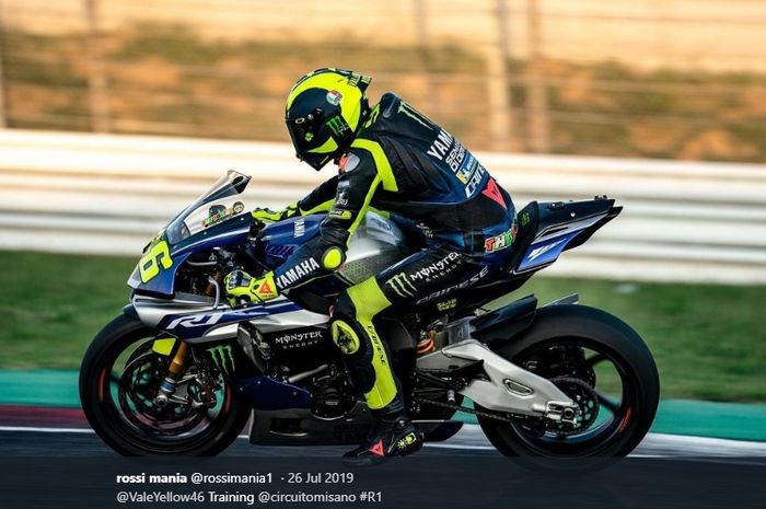 Pembalap Monster Energy Yamaha, Valentino Rossi, berlatih dengan motor Yamaha R1 di Sirkuit Misano, Italia, pada Juli 2019.