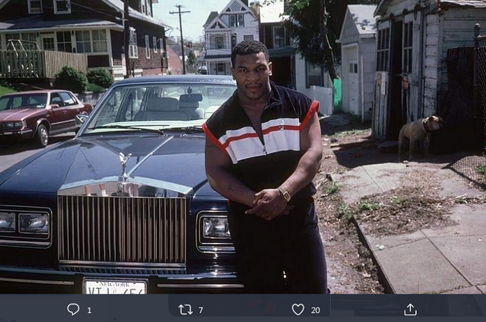 Mike Tyson bersama salah satu koleksi mobil mewahnya, Roll Royce.
