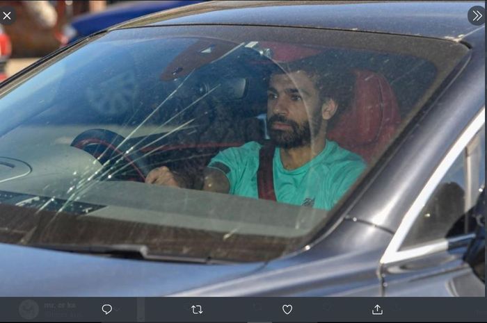 Mohamed Salah tampak datang ke sesi latihan Liverpool dengan menggunakan mobil yang kaca depannya retak.