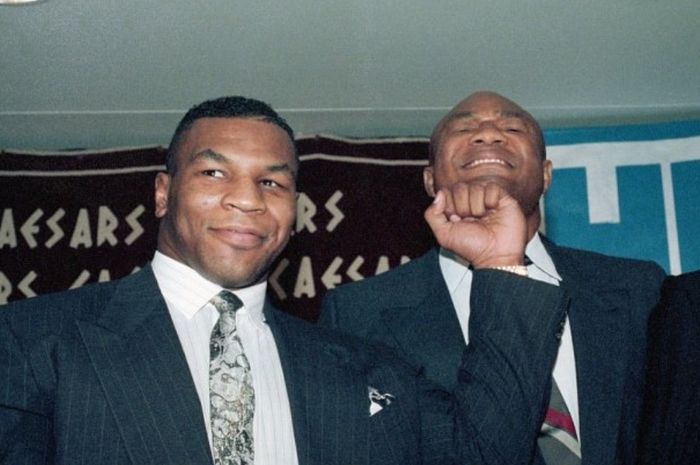 Dua legenda tinju kelas berat, Mike Tyson dan George Foreman.