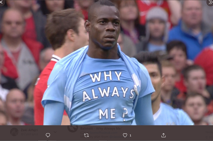 Selebrasi kontroversi Mario Balotelli 'Why Always Me?' saat Manchester City mengalahkan Manchester United 6-1 di Stadion Old Trafford.