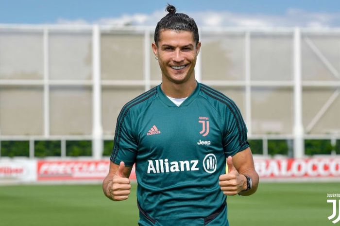Megabintang Juventus, Cristiano Ronaldo, berpose sambil tersenyum.