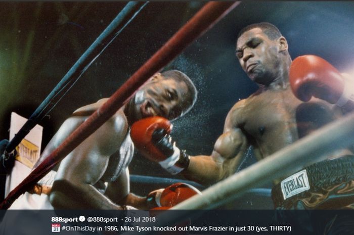 Mike Tyson (kanan) mengalahkan Marvis Frazier dalam pertandingan tinju kelas berat di Civic Center, New York, Amerika Serikat, 26 Juli 1986.
