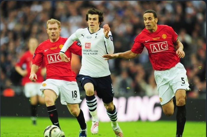 Paul Scholes (Kiri) saat berusaha mengejar Gareth Bale di sebuah pertandingan Liga Inggris musim 2012-2013.