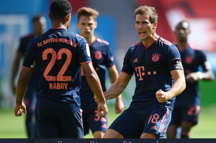 Leon Goretzka merayakan gol ke gawang Bayer Leverkusen bersama Serge Gnabry.