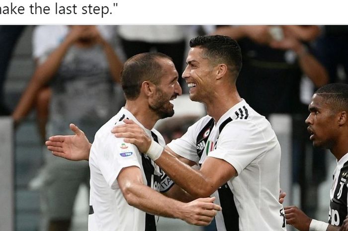 Giorgio Chiellini (kiri) memeluk Cristiano Ronaldo saat merayakan kemenangan untuk Juventus.