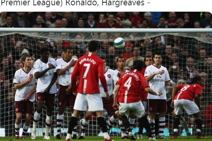 Cristiano Ronaldo menyaksikan Owen Hargreaves mengeksekusi free-kick saat membela Manchester United.