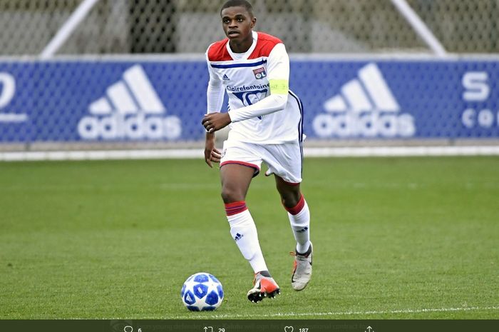 Bek kanan muda Olympique Lyon, Pierre Kalulu, dikabarkan bakal segera menjadi milik klub raksasa Liga Italia, AC Milan.