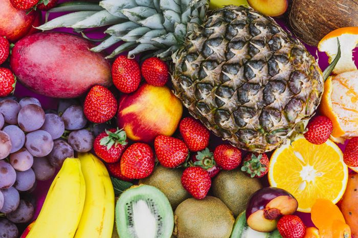 Buah-buahan banyak mengandung vitamin C.