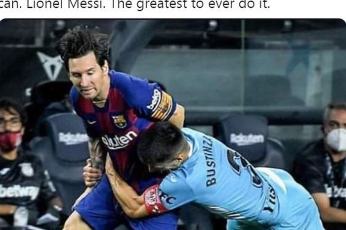 Megabintang Barcelona, Lionel Messi, dilanggar oleh kapten Leganes, Unai Bustinza, dalam laga Liga Spanyol di Stadion Camp Nou, Selasa (16/6/2020).