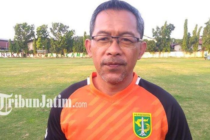 Pelatih Persebaya Surabaya, Aji Santoso, menyerahkan urusan peminjaman pemain ke manajemen.