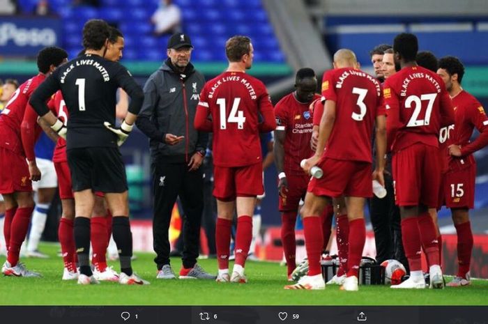 Liverpool terlihat berkumpul dan mendengarkan arahan sang pelatih, Juergen Klopp.