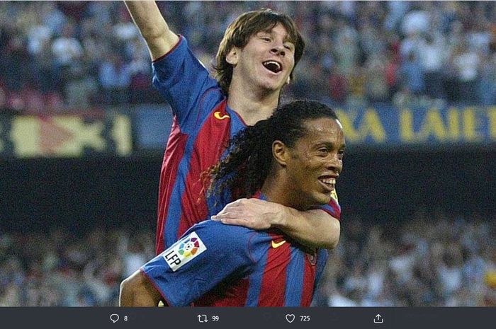 Lionel Messi digendong Ronaldinho setelah cetak gol Barcelona ke gawang Albacete di Liga Spanyol, 1 Mei 2005.