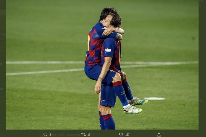 Ivan Rakitic dipeluk Lionel Messi seusai cetak gol Barcelona ke gawang Bilbao dalam laga LaLiga Spanyol di Camp Nou, 23 Juni 2020.
