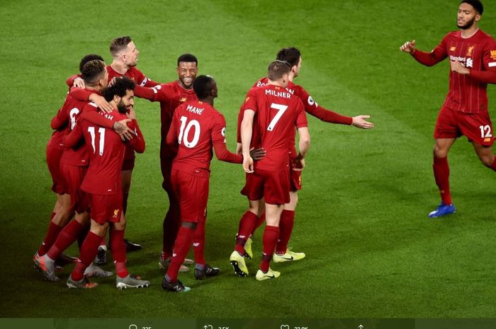 Para pemain Liverpool merayakan gol dalam sebuah pertandingan.