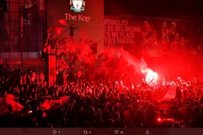 Fan Liverpool merayakan gelar juara Liga Inggris 2019-2020 di luar stadion Anfield.