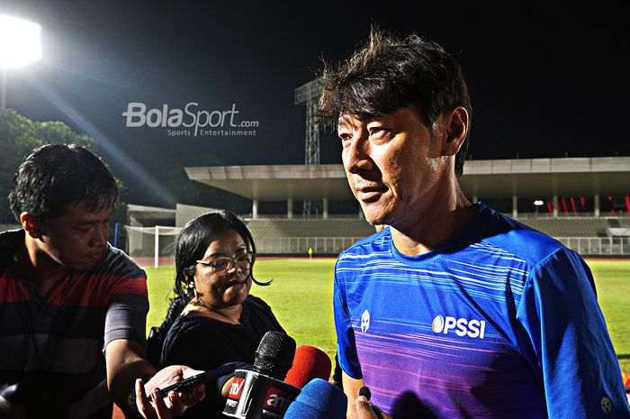 Pelatih timnas Indonesia, Shin Tae-yong, usai memimpin sesi latihan anak-anak asuhnya di Stadion Madya, Senayan, Jakarta Pusat, Jumat (14/2/2020).