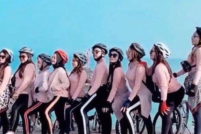 Foto kelompok pesepeda wanita di Kota Banda Aceh yang viral karena tak mengenakan Jilbab dan berpakain ketat