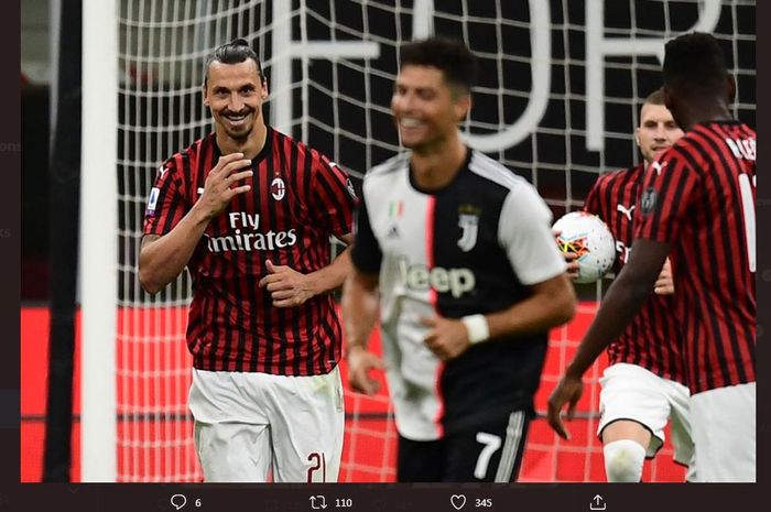 Zlatan Ibrahimovic tersenyum kepada Cristiano Ronaldo dalam partai Liga Italia antara AC Milan vs Juventus di San Siro, 7 Juli 2020.