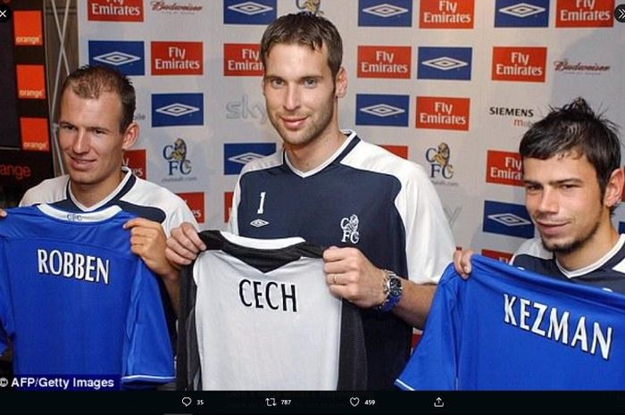 Mateja Kezman (paling kanan) ketika pertama kali diperkenalkan sebagai pemain baru Chelsea di tahun 2004.