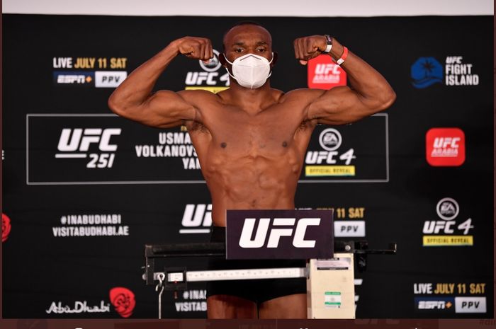 Kamaru Usman dalam timbang badan menjelang duel melawan Jorge Masvidal di UFC 251, Jumat (10/7/2020).
