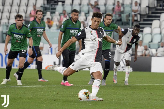 Cristiano Ronaldo menjadi eksekutor penalti pada laga Juventus melawan Atalanta di Allianz Stadium, Sabtu (11/7/2020).