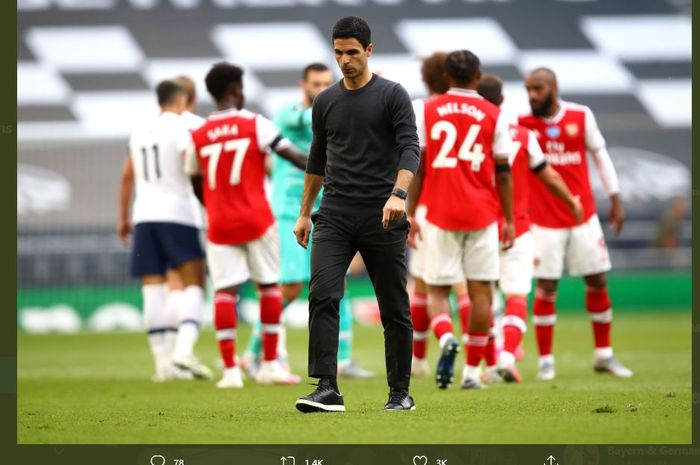 Pelatih Arsenal, Mikel Arteta, berjalan dengan ekspresi lesu.