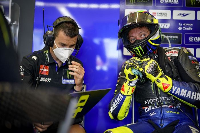 Pembalap Monster Energy Yamaha, Valentino Rossi, berbicara dengan kepala krunya, David Munoz, di sela-sela sesi tes menjelang seri balap perdana MotoGP Spanyol di Sirkuit Jerez, Spanyol, 15 Juli 2020.